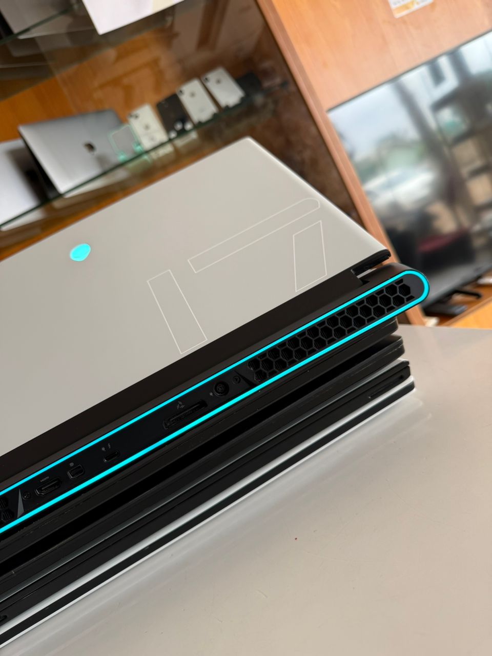 ALIENWARE M17 R4 – 10th Gen Intel® Core™ i7 | RTX 3060 SUPER | 1TB SSD | 16GB RAM | 360Hz FHD Display