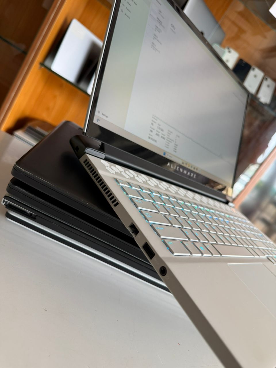 ALIENWARE M17 R4 – 10th Gen Intel® Core™ i7 | RTX 3060 SUPER | 1TB SSD | 16GB RAM | 360Hz FHD Display