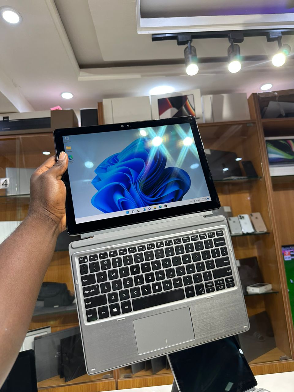 DELL LATITUDE 7200 2-IN-1  / Touchscreen / Detachable Keyboard / 16 GB RAM / 256 SSD