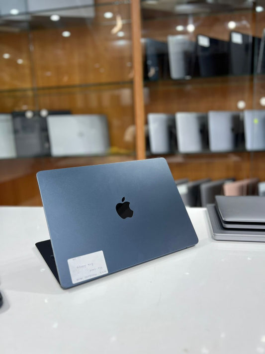 2022 MacBook Air – Apple M2 Chip | 8GB RAM | 256GB SSD (Cycle Count: 4)